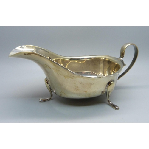 859 - A silver sauce boat, 150g