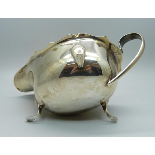 859 - A silver sauce boat, 150g