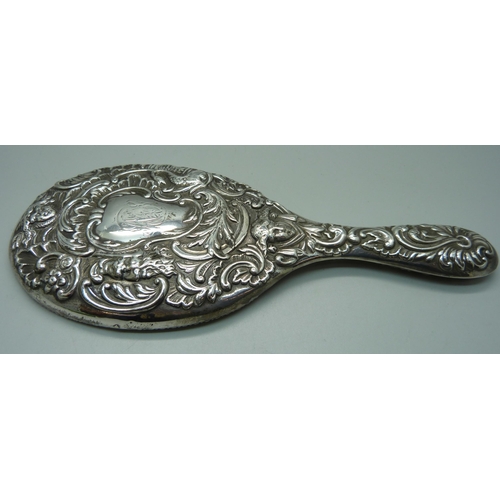 867 - A William Comyns embossed silver hand mirror, London 1900