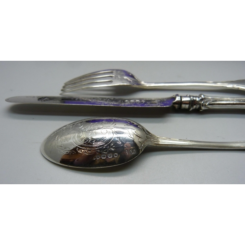 868 - A Victorian three piece silver Christening set, London 1875, knife with silver blade, total weight 1... 