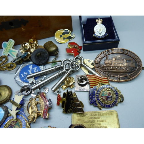 879 - Assorted badges, buttons, medallions, including a HM Armed Forces Veteran brooch and railway related