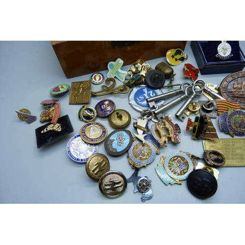 879 - Assorted badges, buttons, medallions, including a HM Armed Forces Veteran brooch and railway related