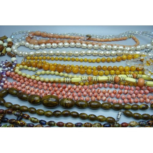 885 - Assorted bead necklets