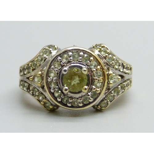 967 - A silver gilt, peridot and zircon cluster ring, N