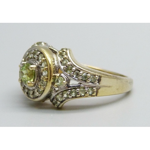 967 - A silver gilt, peridot and zircon cluster ring, N