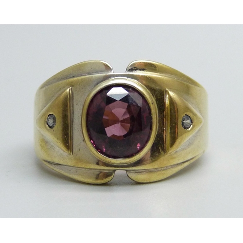 969 - A gentleman's silver gilt and garnet solitaire ring, T