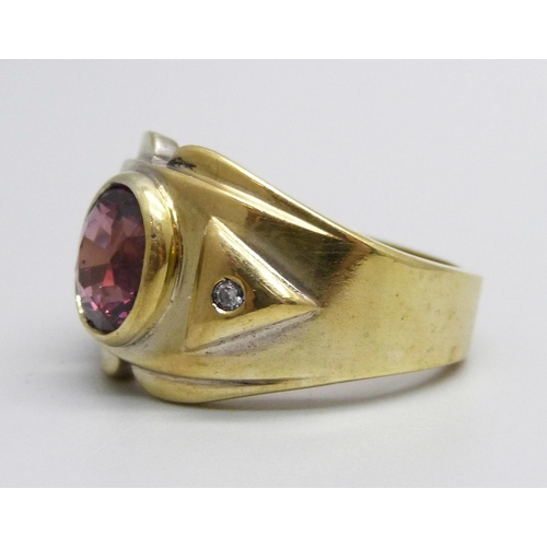 969 - A gentleman's silver gilt and garnet solitaire ring, T