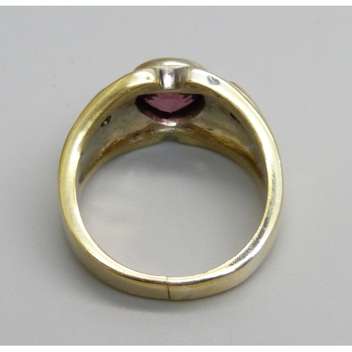 969 - A gentleman's silver gilt and garnet solitaire ring, T