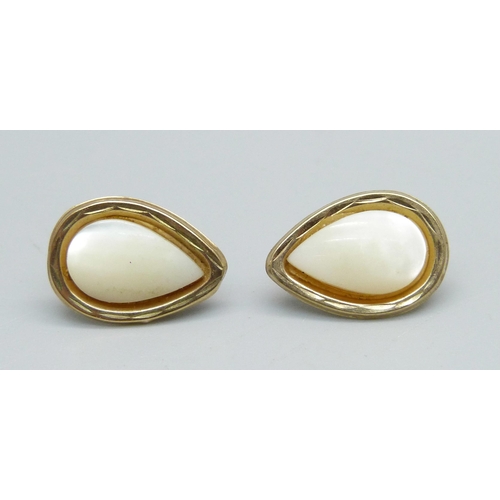 972 - A pair of 9ct gold and mother of pearl ear studs, 1.4g