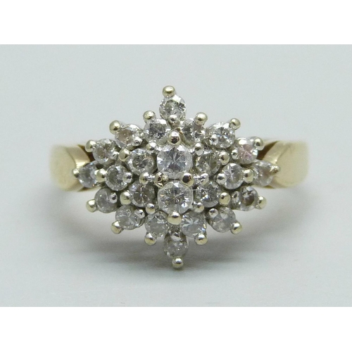 986 - A 9ct gold and diamond cluster ring, 2.7g, J