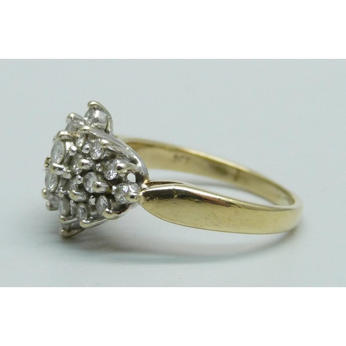 986 - A 9ct gold and diamond cluster ring, 2.7g, J