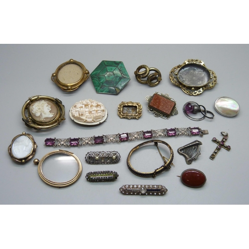 989 - A collection of Victorian brooches including white metal and rolled gold, some a/f