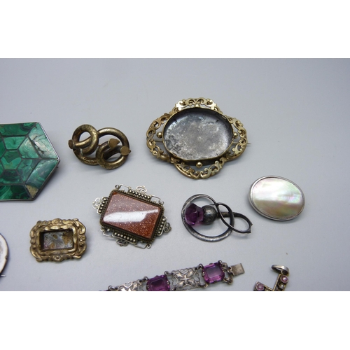 989 - A collection of Victorian brooches including white metal and rolled gold, some a/f