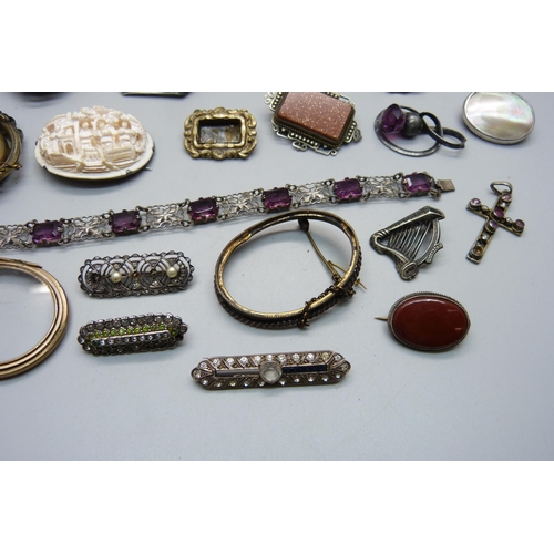 989 - A collection of Victorian brooches including white metal and rolled gold, some a/f