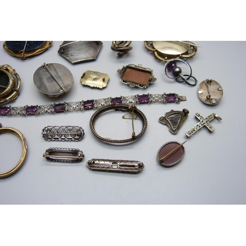 989 - A collection of Victorian brooches including white metal and rolled gold, some a/f