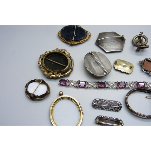 989 - A collection of Victorian brooches including white metal and rolled gold, some a/f