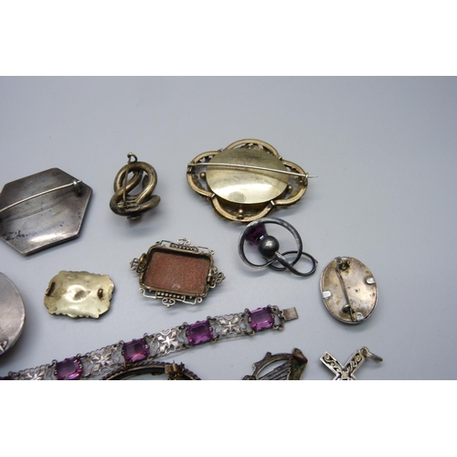 989 - A collection of Victorian brooches including white metal and rolled gold, some a/f