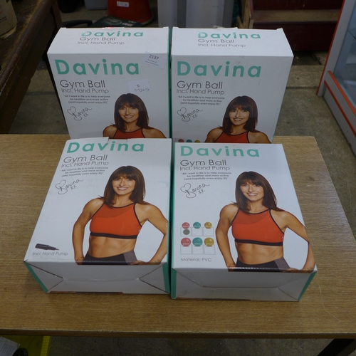 2137 - 4 Davina gym balls