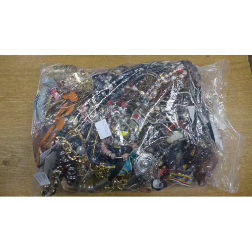 2152 - A bag of approximately 4.5 kg of costume jewellery