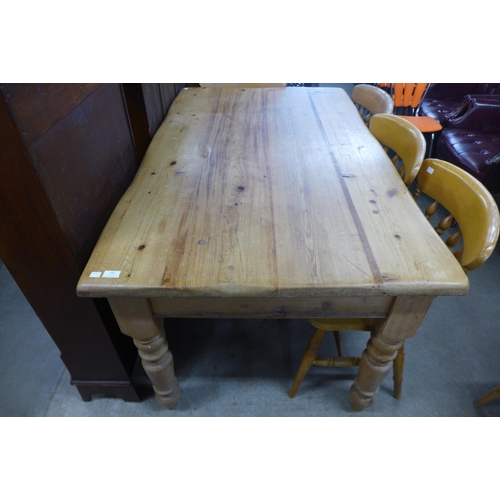 141 - A Victorian style pine farmhouse kitchen table and five beech chairs