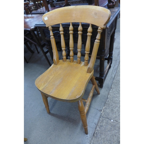 141 - A Victorian style pine farmhouse kitchen table and five beech chairs