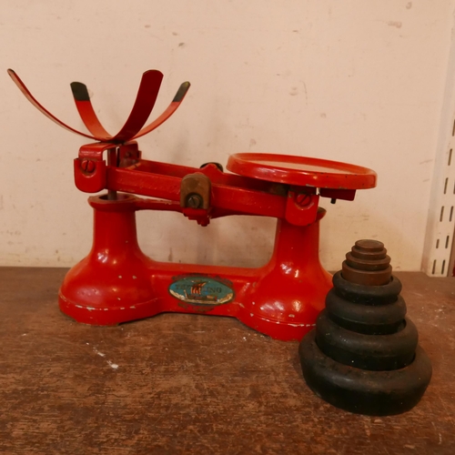 362 - A set of vintage kitchen scales and brass weights