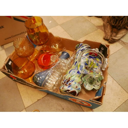 364 - Assorted mid 20th Century glass vases, glasses, etc.