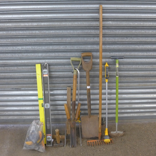 2252 - A bundle of garden tools