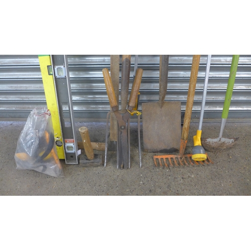 2252 - A bundle of garden tools