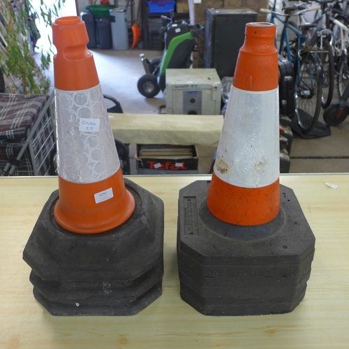 2292 - Six highway cones