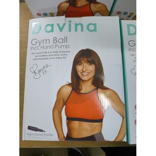 2137 - 4 Davina gym balls