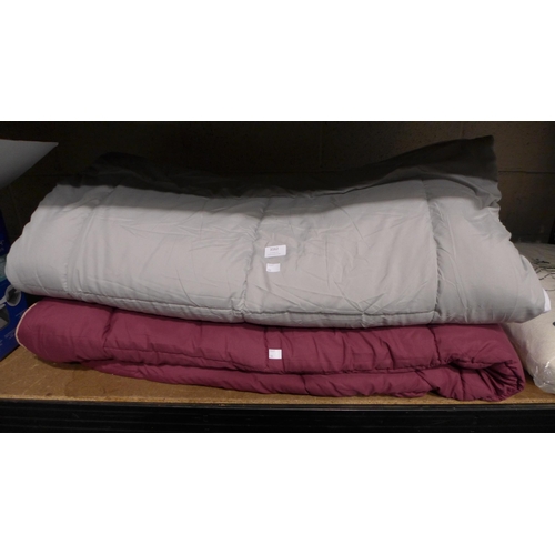 3162 - 2x Solid Colour Reversible Rolled Double Duvet (306-375) * This lot is subject to VAT