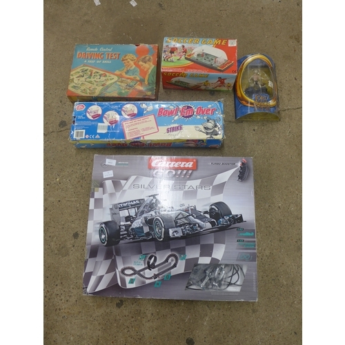 2338 - Curreta slot racing games and vintage toys