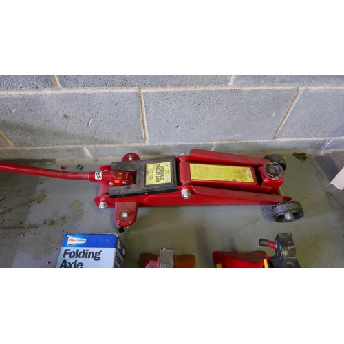 10 - A Streetwize 3 tonne trolley jack with two Streetwize folding axle stands and two other axle stands.... 