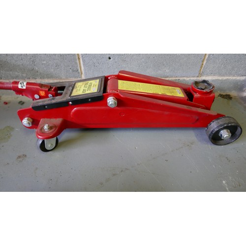 10 - A Streetwize 3 tonne trolley jack with two Streetwize folding axle stands and two other axle stands.... 