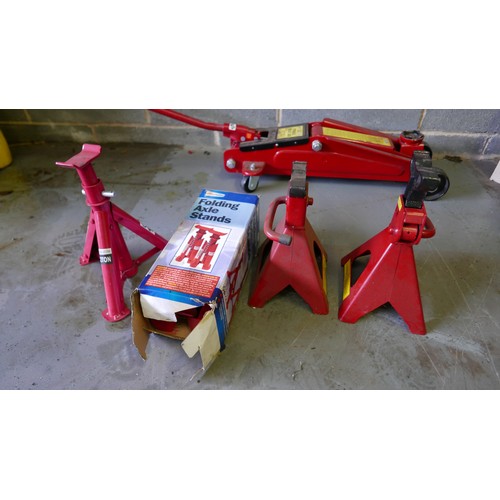 10 - A Streetwize 3 tonne trolley jack with two Streetwize folding axle stands and two other axle stands.... 