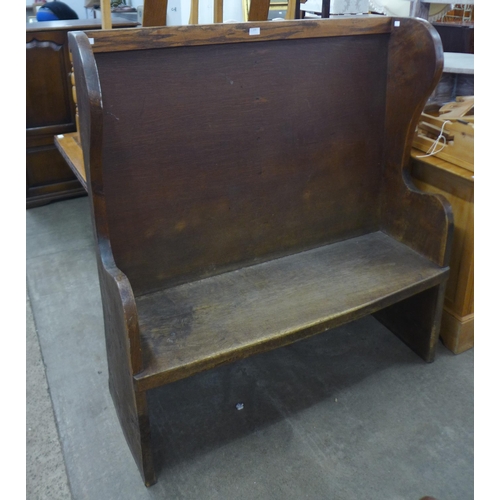 171 - An early 20th Century oak settle