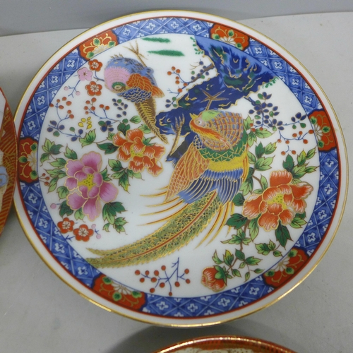 1083 - A collection of Oriental plates, a saucer and a Japanese vase **PLEASE NOTE THIS LOT IS NOT ELIGIBLE... 