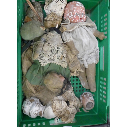 1085 - A box of antique dolls and dolls clothing, a/f **PLEASE NOTE THIS LOT IS NOT ELIGIBLE FOR POSTING AN... 