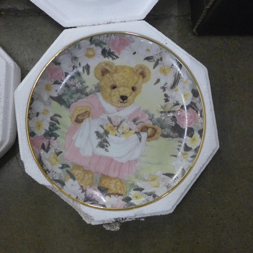 1111 - Teddy Bear collectors plates by Franklin Mint x 6 and other Teddy Bear items **PLEASE NOTE THIS LOT ... 