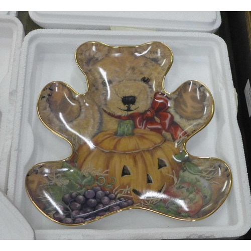 1111 - Teddy Bear collectors plates by Franklin Mint x 6 and other Teddy Bear items **PLEASE NOTE THIS LOT ... 