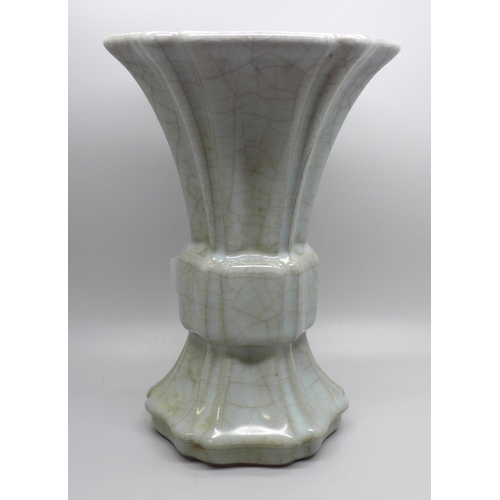 602 - A Chinese vase, 21.5cm