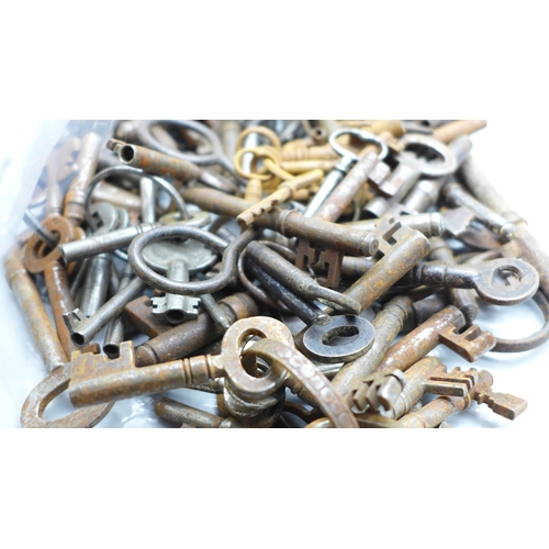 632 - A collection of old keys