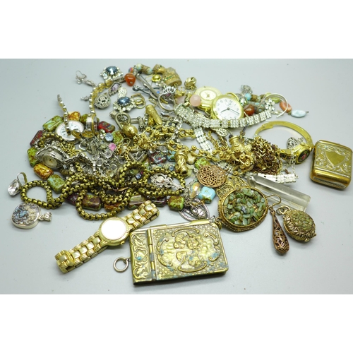 636 - A collection of vintage costume jewellery