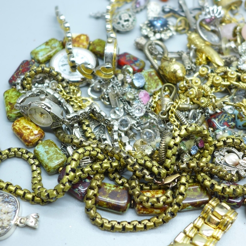 636 - A collection of vintage costume jewellery