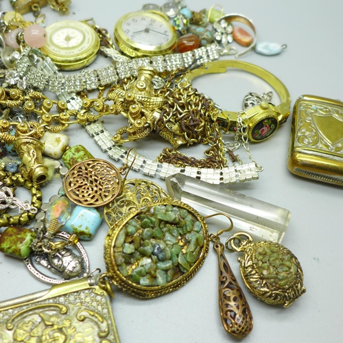 636 - A collection of vintage costume jewellery