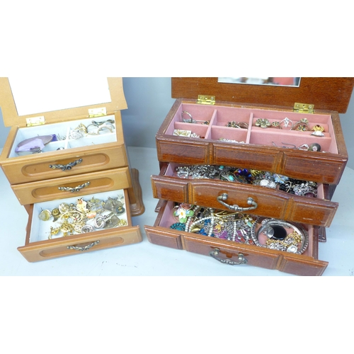 669 - Two jewellery cases with costume jewellery