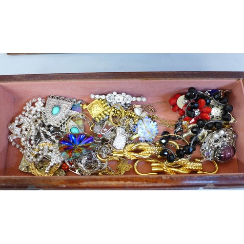 669 - Two jewellery cases with costume jewellery