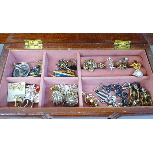 669 - Two jewellery cases with costume jewellery