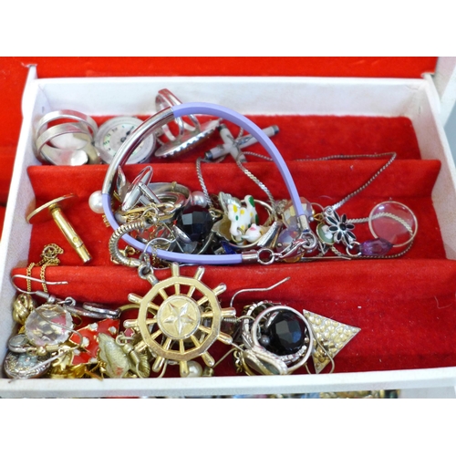 675 - A box of costume jewellery